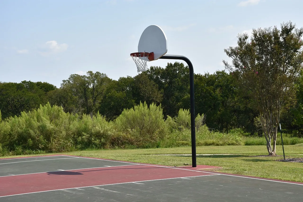 basketball-court-6616054_1280.webp