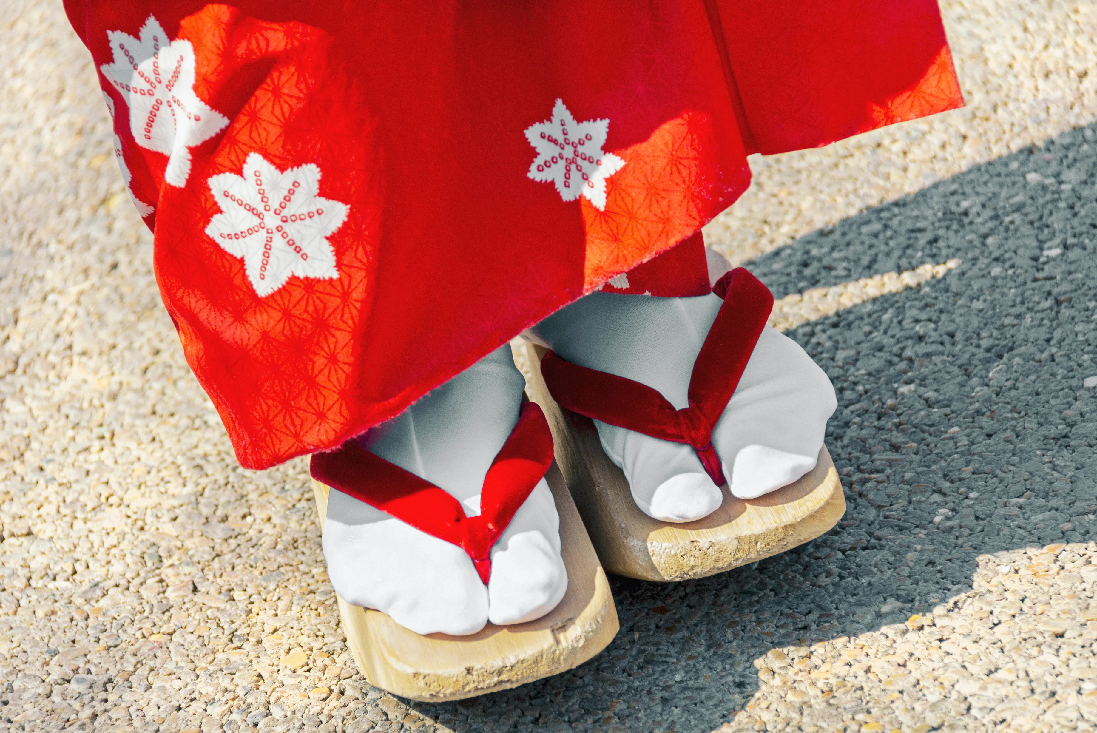 japanese-geisha-wearing-wooden-clogs-in-japan.webp