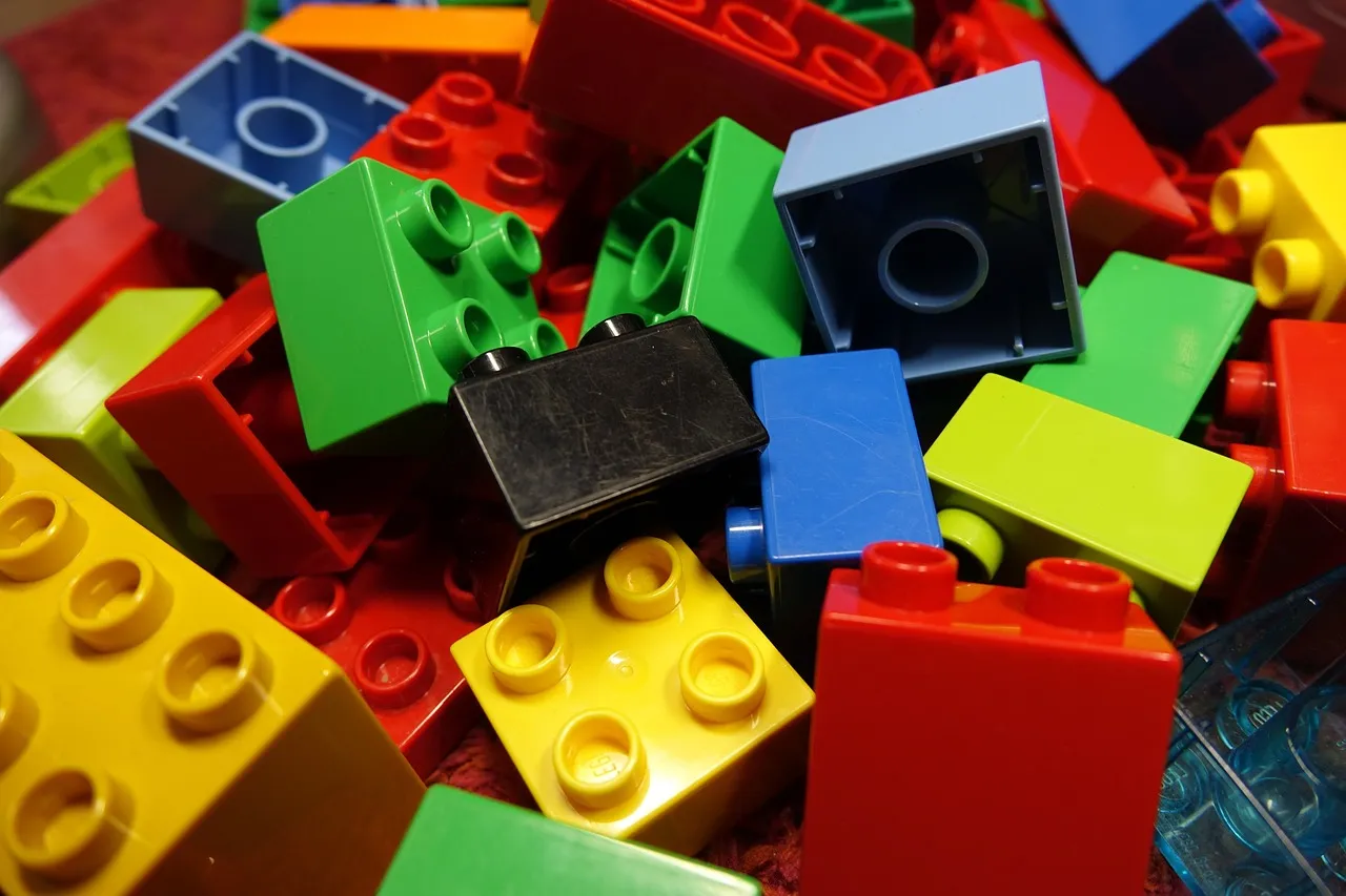 lego-blocks-2458575_1280.webp